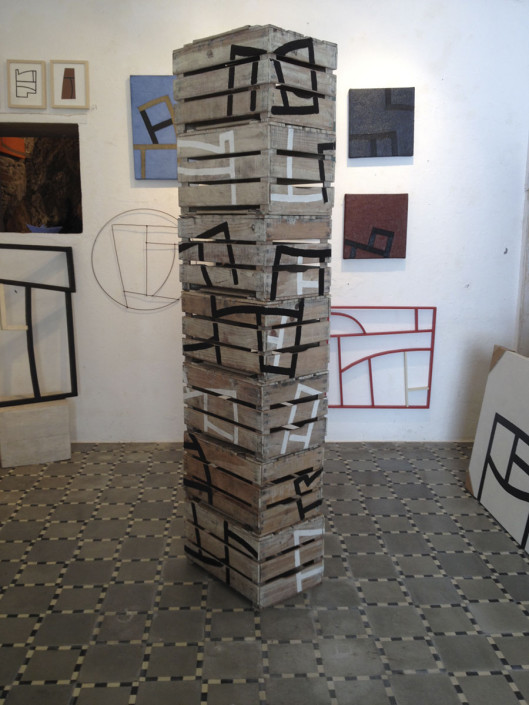 Interior, taller Cadaqués, totem de cajas